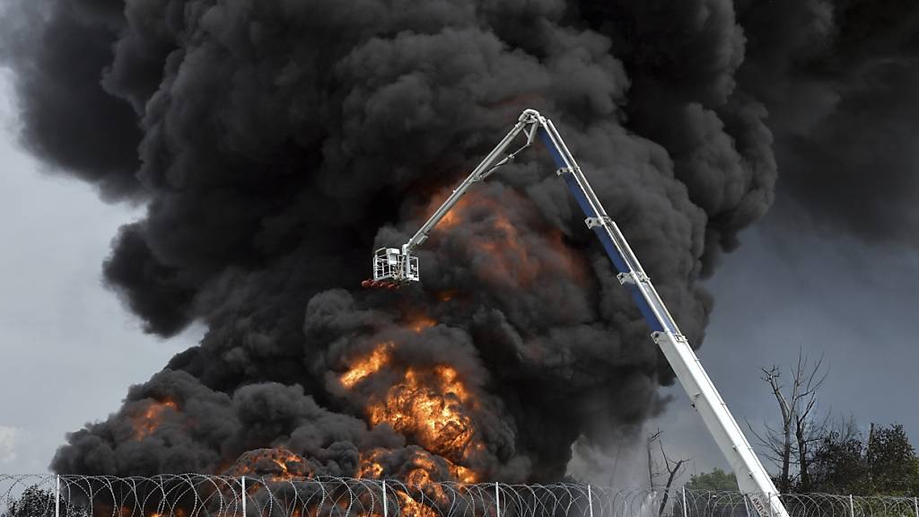 ARCHIV - Feuerwehrleute bei Löscharbeiten, nachdem eine Explosion in einem Treibstoffdepot etwa 460 Kilometer südlich von Moskau gemeldet wurde. Foto: Andrey Arxipov/Kommersant Publishing House/AP/dpa
