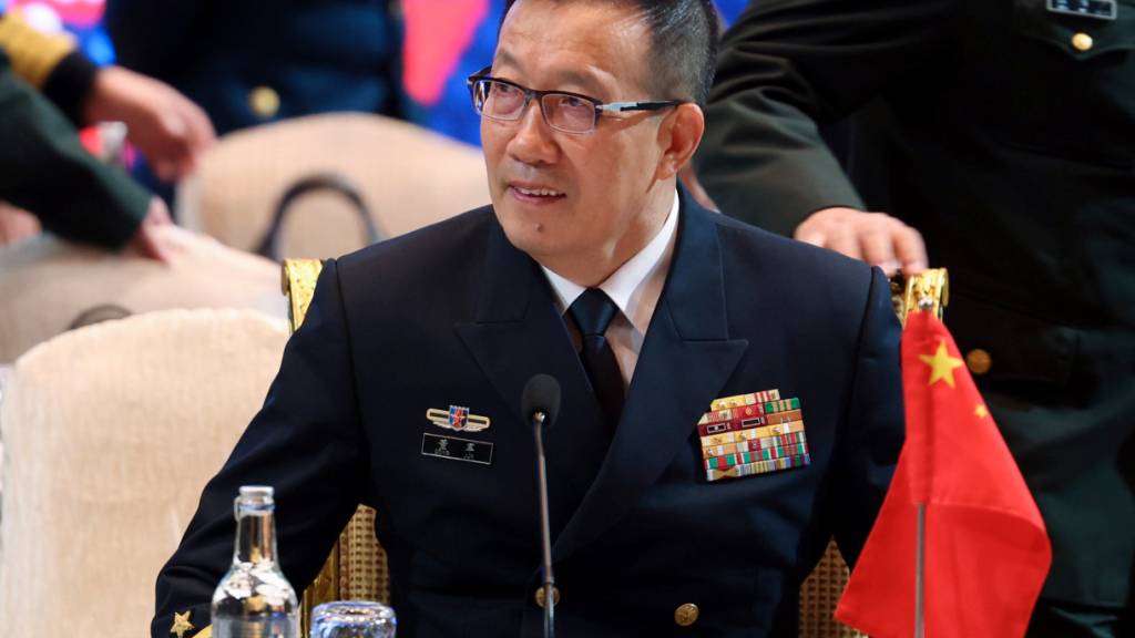 Chinas Verteidigungsminister Dong Jun nimmt am Mittagessen der Verteidigungsminister des Verbands Südostasiatischer Nationen (Asean) und Chinas im Rahmen des Asean-Verteidigungsministertreffens teil. Foto: Hasnoor Hussain/Pool Reuters/AP/dpa