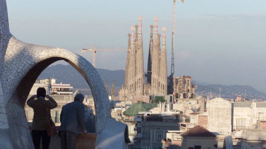 Die wohl grösste bisher unbewilligte Baustelle der Welt wird nach 137 Jahren legalisiert. Architekten, Ingenieure und Bauarbeiter dürfen dank einer offiziellen Baubewilligung nun an der unvollendeten Basilika Sagrada Familia in Barcelona endlich werkeln, ohne das Gesetz zu brechen.