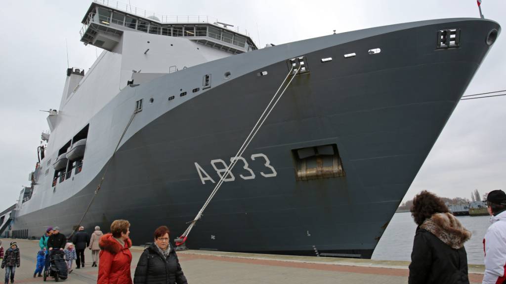 ARCHIV - Das niederländische Versorgungsschiff «Karel Doormann» liegt im Ostseebad Warnemünde (Mecklenburg-Vorpommern). Foto: Bernd Wüstneck/dpa/Archivbild