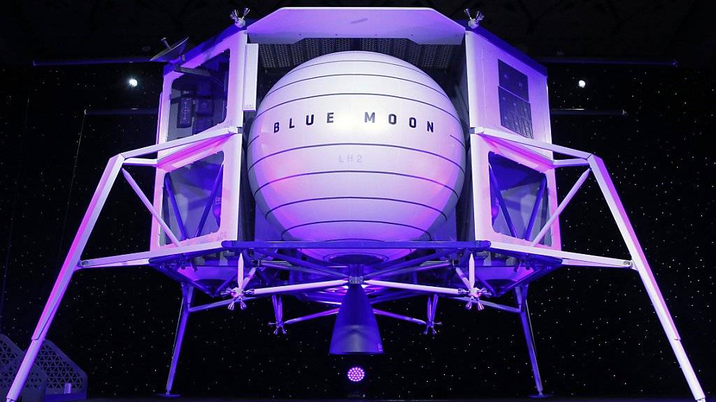 Platz für vier Fahrzeuge: Amazon-Gründer Jeff Bezos präsentierte am Freitag in Washington ein Modell seines geplanten Raumschiffs «Blue Moon».