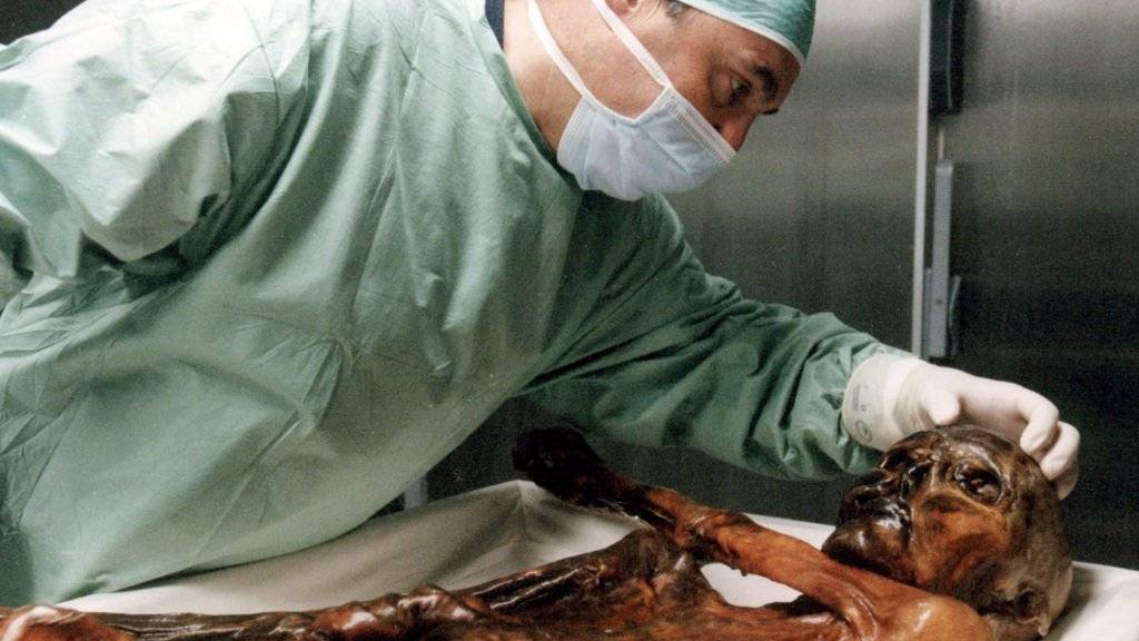 Der Gletschermann Ötzi wird seit seiner Entdeckung vor 25 Jahren intesiv von Wissenschaftlern untersucht. (Archivbild)