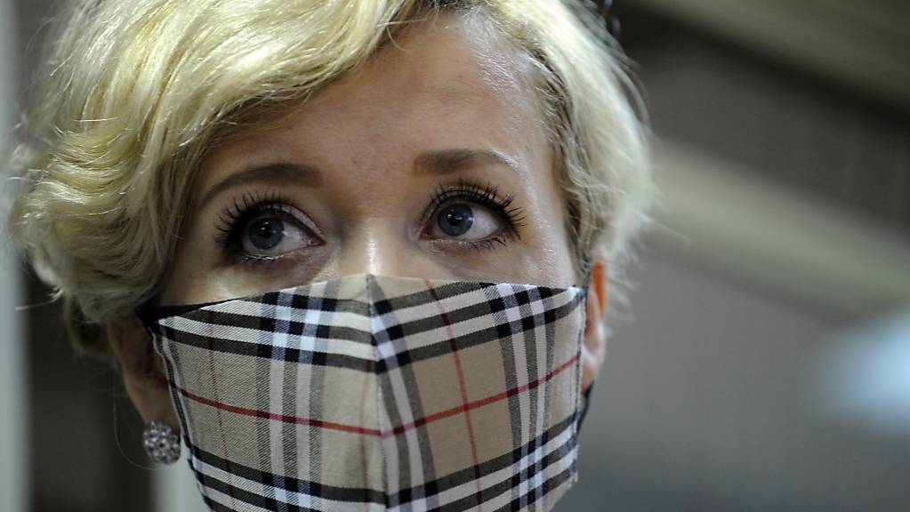 Anastasia Shewtschenko, Mitglied der Oppositionsbewegung «Offenes Russland», steht mit Mund-Nasen-Schutz in einem Gerichtssaal. Schewtschenko ist die erste politische Aktivist in Russland, der wegen der Teilnahme an einer «unerwünschten Organisation» strafrechtlich verfolgt wird.