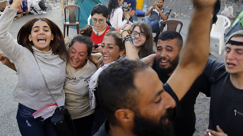 Libanesische Anti-Regierungsprotestler feiern in der Hauptstadt Beirut den Rücktritt von Ministerpräsident Saad Hariri.