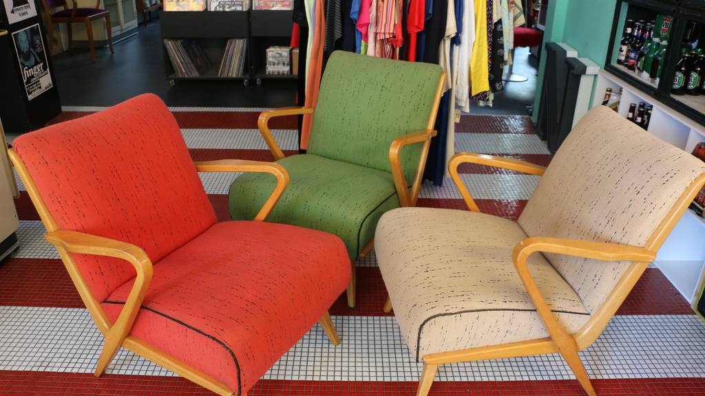 Am Samstag werden über zweihundert Vintage-Stühle verkauft. Weitere Sessel und Stühle findest du in der Galerie. (Bild: FM1Today/NinaMüller)