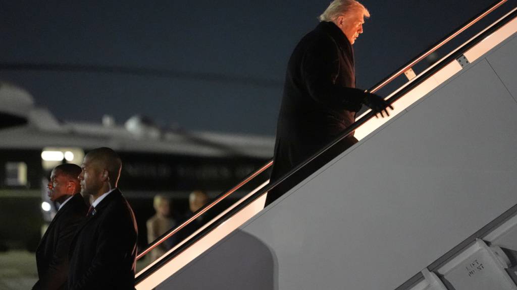 US-Präsident Donald Trump besteigt die Air Force One, um an der Weltwirtschaftskonferenz in Davos teilzunehmen. Foto: Evan Vucci/AP/dpa