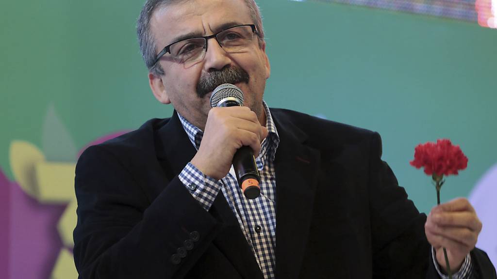ARCHIV - Sirri Süreyya Önder, Abgeordneter der pro-kurdischen Oppositionspartei HDP, spricht bei einem Kongress der HDP. Foto: Burhan Ozbilici/AP/dpa