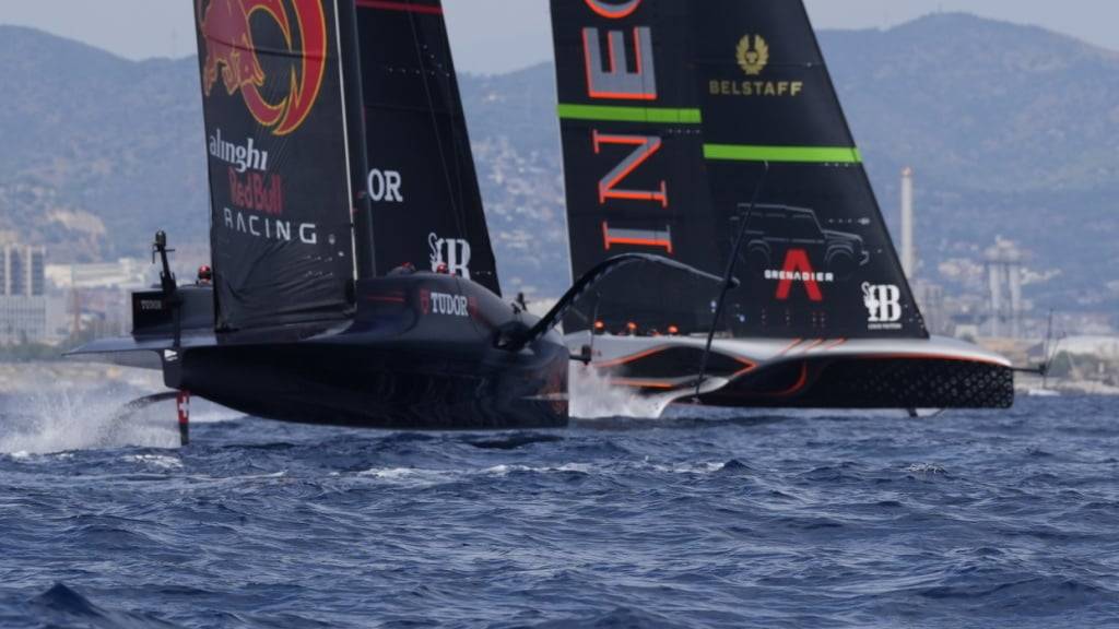 Die entscheidende Szene: Die Briten (rechts) setzen sich mit einer Wende vor die Schweizer und Alinghi Red Bull Racing wird mangels Wind von den Foils fallen