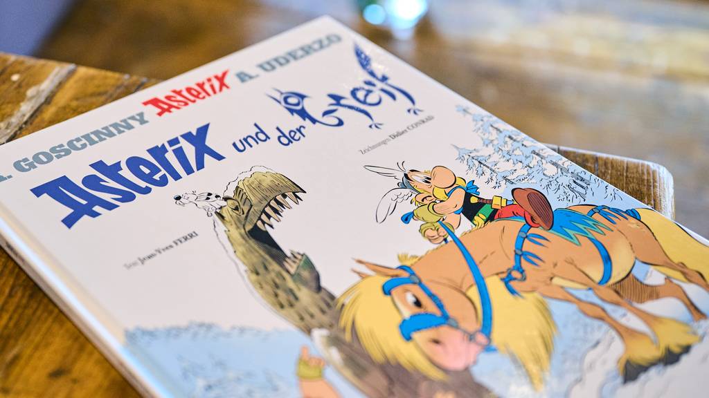 Der neue Asterix-Band «Asterix und der Greif» liegt auf einem Tisch in einem Cafe.