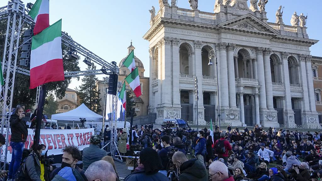 Tausende Menschen nahmen an einer Demonstration gegen die Corona-Maßnahmen der Regierung in Rom teil. Foto: Andrew Medichini/AP/dpa