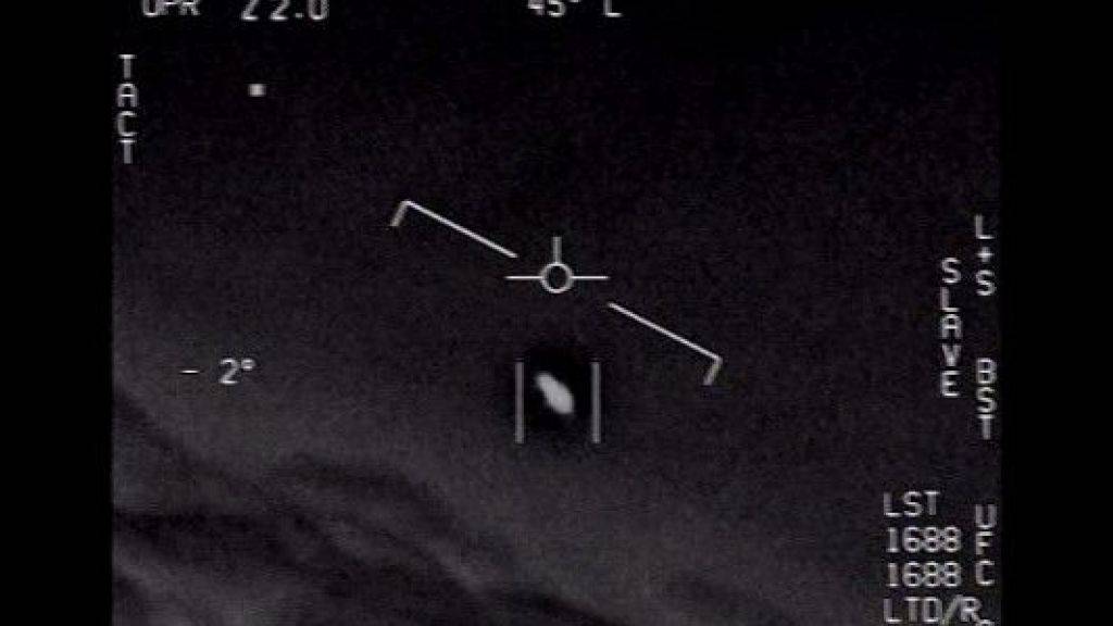 Screenshot aus einem Video, das US-Kampfpiloten geschossen haben. Das bombenörmige Ding unterhalb der Mitte zwischen zwei senkrechten Linien ist ein präsumptives UFO. (zVg)