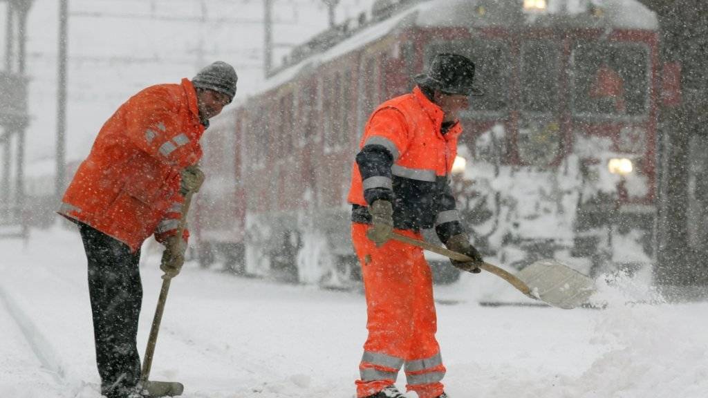 Die Schneefälle setzen dem Zugverkehr zu. Im Bündnerland entgleiste ein Zug.