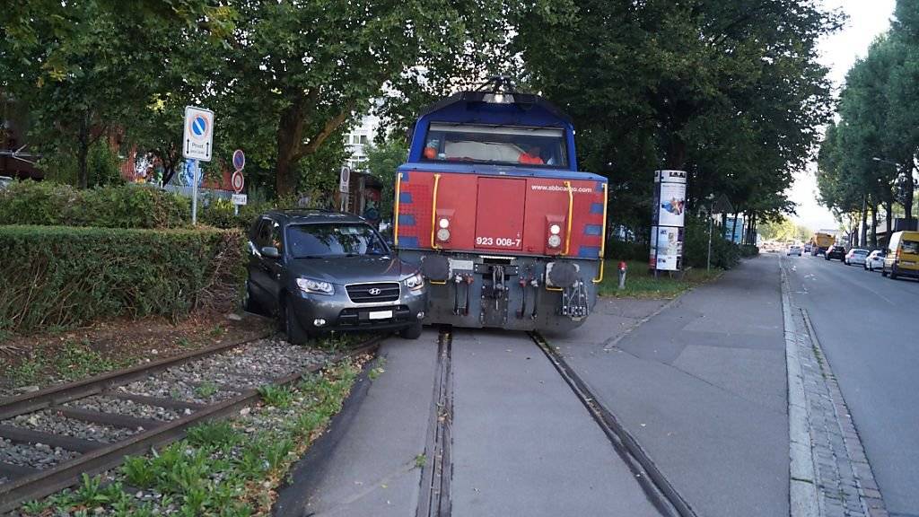 Eine Rangierlokomotive rammte am Mittwoch in Zug ein Auto. Verletzt wurde niemand, es entstand jedoch Sachschaden von einigen Tausend Franken.