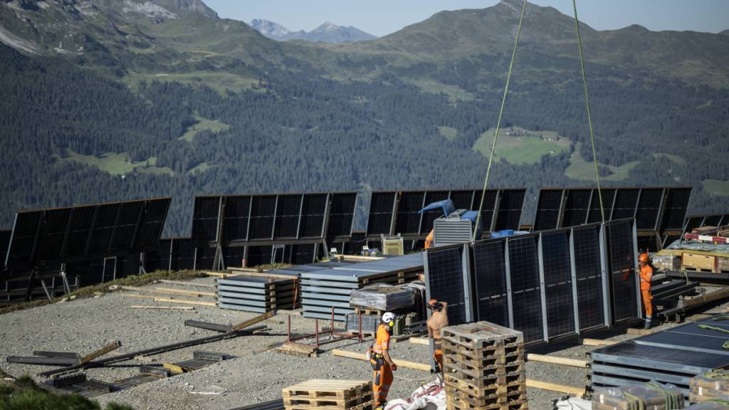 Solarpanels werden mit Helikopter transportiert auf der Baustelle des alpinen Solarkraftwerkes Madrisa Solar in Klosters GR. (Archivbild)