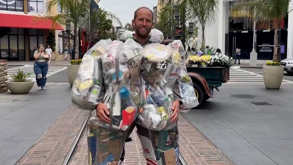 Dieser Aktivist kleidet sich einen Monat mit eigenem Müll ein