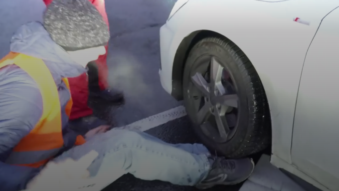 Während Protest: Auto überfährt Füsse eines Klimaklebers