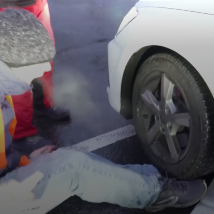 Während Protest: Auto überfährt Füsse eines Klimaklebers