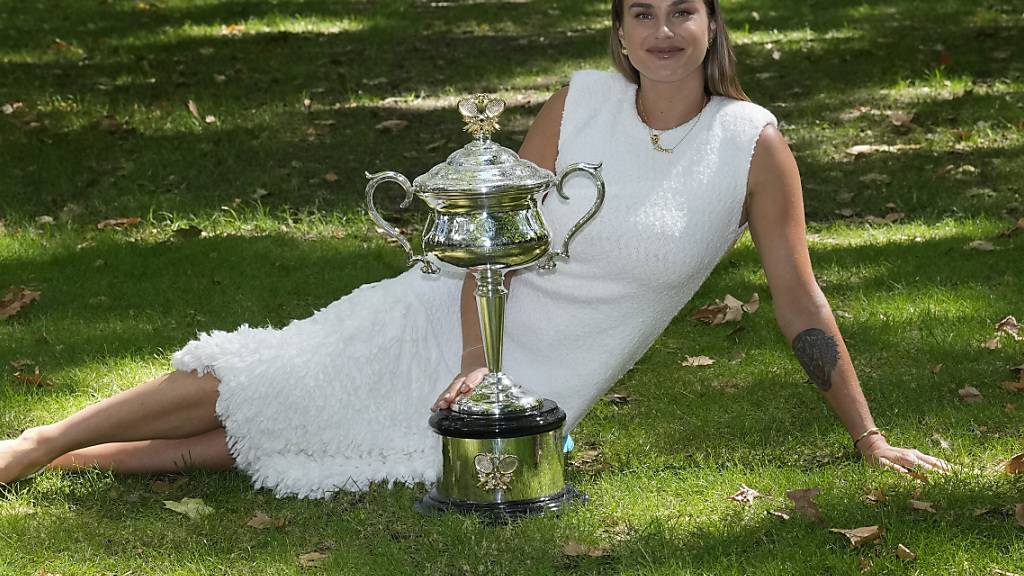 Strahlende Siegerin: Aryna Sabalenka feiert in einem Park in Melbourne mit dem Pokal für ihren zweiten Sieg am Australian Open