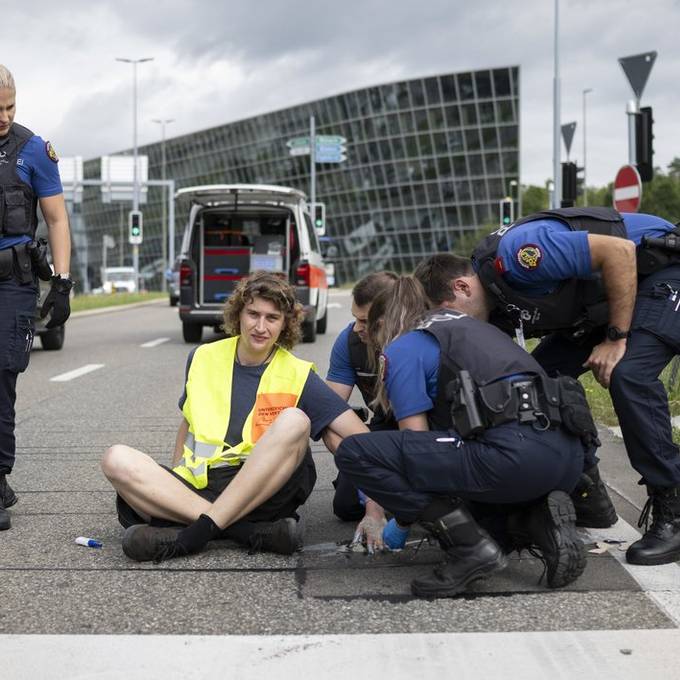 Max Voegtli klebt sich auf Strasse zum Flughafen Zürich