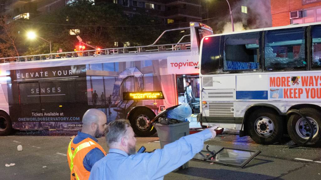 Einsatzkräfte sprechen an der Unfallstelle im Stadtteil Manhatten. Bei einem Unfall mit zwei voll besetzten Bussen sind etliche Menschen verletzt worden. Das teilte die New Yorker Feuerwehr am Donnerstagabend (06.07.2023) mit. Foto: Gardiner Anderson/TNS via ZUMA Press Wire/dpa