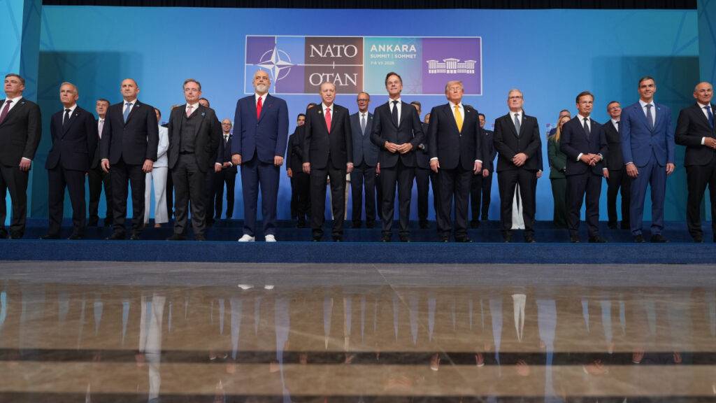 Führende Politiker, darunter NATO-Generalsekretär Mark Rutte, US-Präsident Donald Trump und der türkische Präsident Recep Tayyip Erdogan, posieren während des Nato-Gipfels für ein Foto. Foto: Alex Brandon/AP/dpa