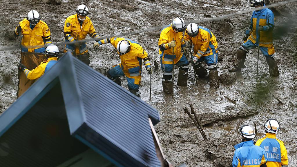 Retter suchen nach Opfern an der Stelle eines Schlammrutsches in Izusan in Atami, Präfektur Shizuoka, südwestlich von Tokio. Foto: Uncredited/Kyodo News via AP/dpa - ACHTUNG: Nur zur redaktionellen Verwendung und nur mit vollständiger Nennung des vorstehenden Credits