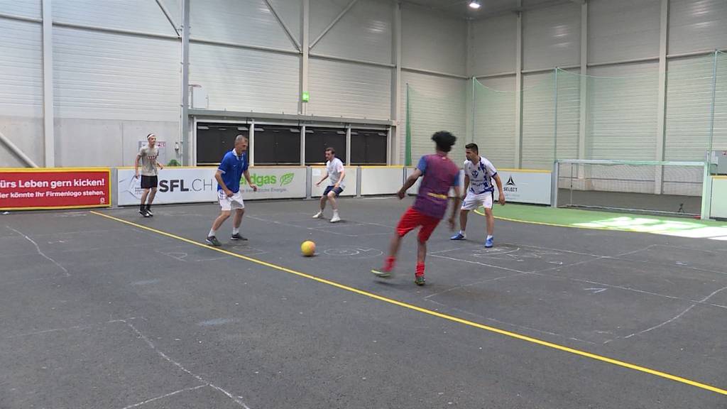 Strassenfussballer trainieren in Huttwil für den Homeless World Cup