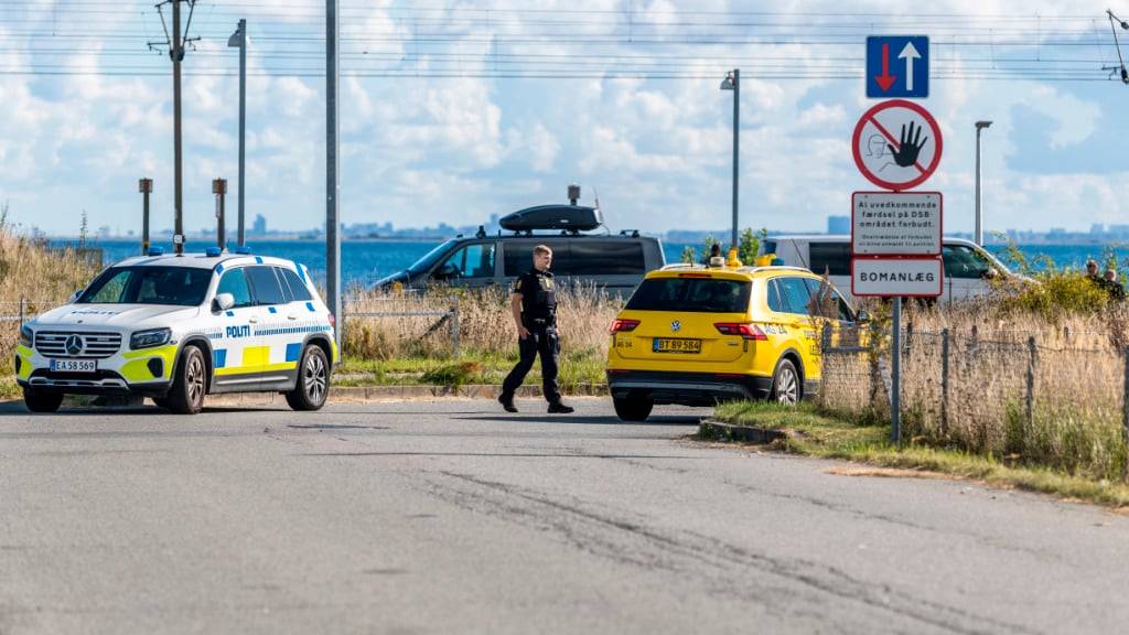 Fahrzeuge der dänischen Polizei und des dänischen Sicherheits- und Nachrichtendienstes (PET) stehen am Flughafen Kopenhagen, nachdem am Montagabend Drohnen über den Flughafen Kopenhagen geflogen waren und der Luftraum vier Stunden lang gesperrt wurde. Foto: Steven Knap/Ritzau Scanpix Foto/AP/dpa