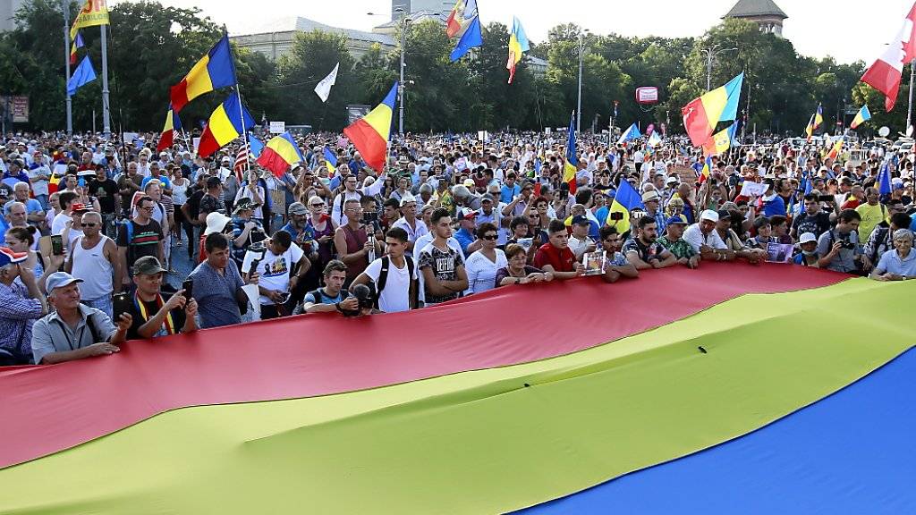 Zehntausende Menschen haben am Samstagabend in Bukarest die «Inkompetenz und Korruption» der Regierung angeprangert.