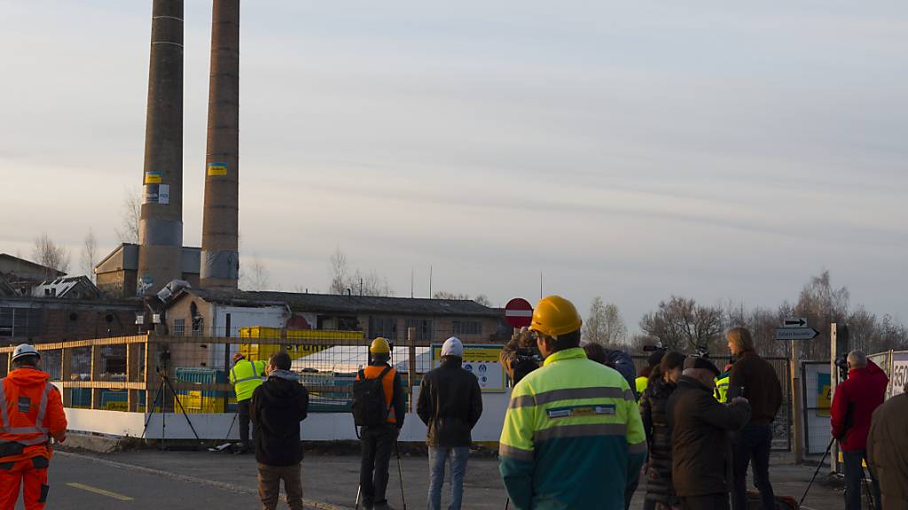 Die Zwillingskamine auf dem Raduner Areal in Horn TG vor der Sprengung im November 2015 (Archivbild)(KEYSTONE/Gian Ehrenzeller)