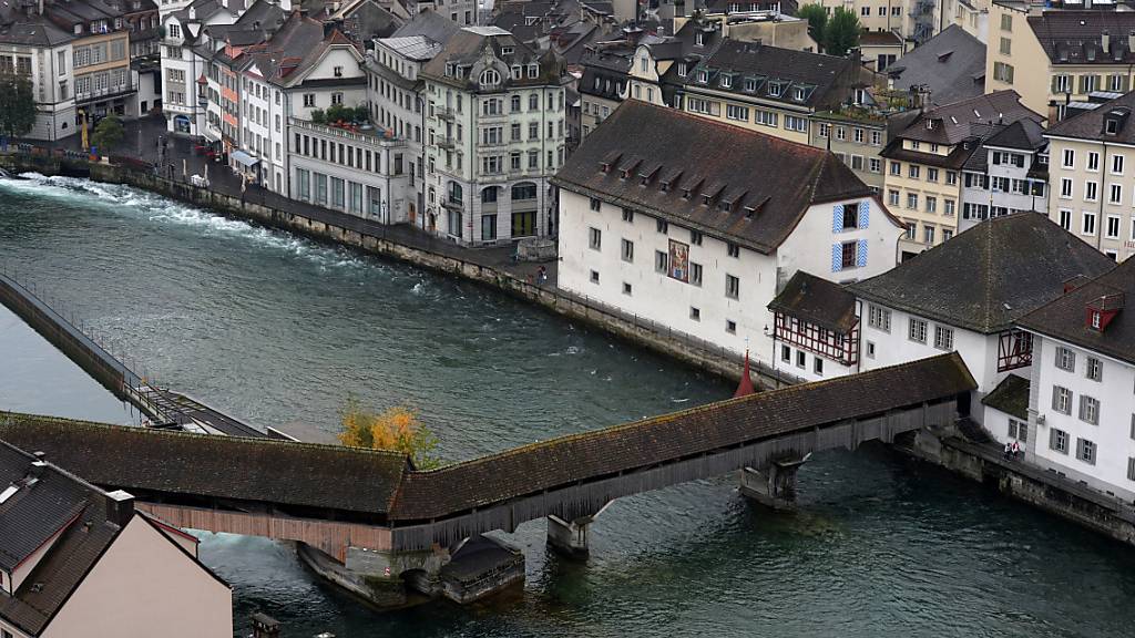 In der Stadt Luzern soll der Flussabschnitt von der Spreuerbrücke reussabwärts aufgewertet werden. (Archivbild)