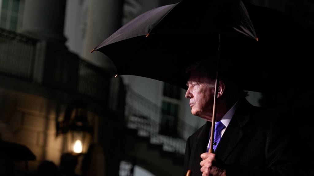 dpatopbilder - US-Präsident Donald Trump spricht mit Reportern, bevor er mit Marine One vom South Lawn des Weißen Hauses abfliegt. Foto: Alex Brandon/AP/dpa