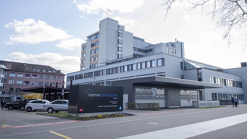  Beim Kantonsspital in Sursee werden derzeit ambulante Operationssäle und ein Katheterlabor als Überbrückungsmassnahme erbaut. (Archivbild)