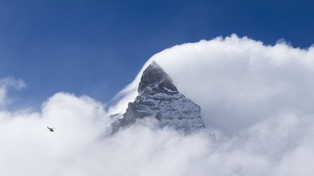 Die Suche nach dem vermissten Tengelmann-Chef wurde am Freitag mit einem Helikopter und Suchtrupps auf Schweizer und Italienischer Seite des Matterhorns wieder aufgenommen. (Archivbild)