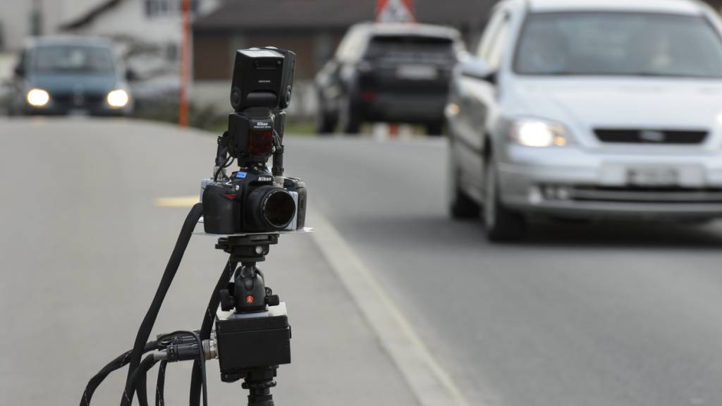 Bei Geschwindkeitsmessungen am Freitag hat die St. Galler Kantonspolizei zwei Schnellfahrer aus dem Verkehr gezogen. Beide mussten ihren Führerausweis abgeben. (Symbolbild)