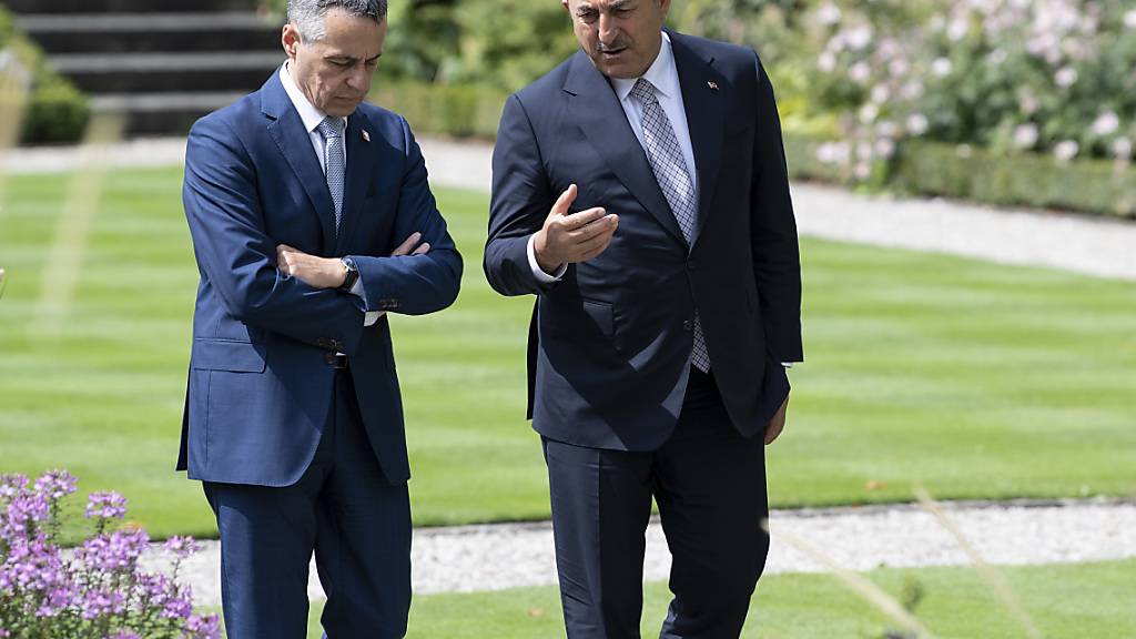 Die beiden Aussenminister Cassis und  Çavuşoğlu im Gespräch auf dem bundesrätlichen Landgut Lohn in Kehrsatz.