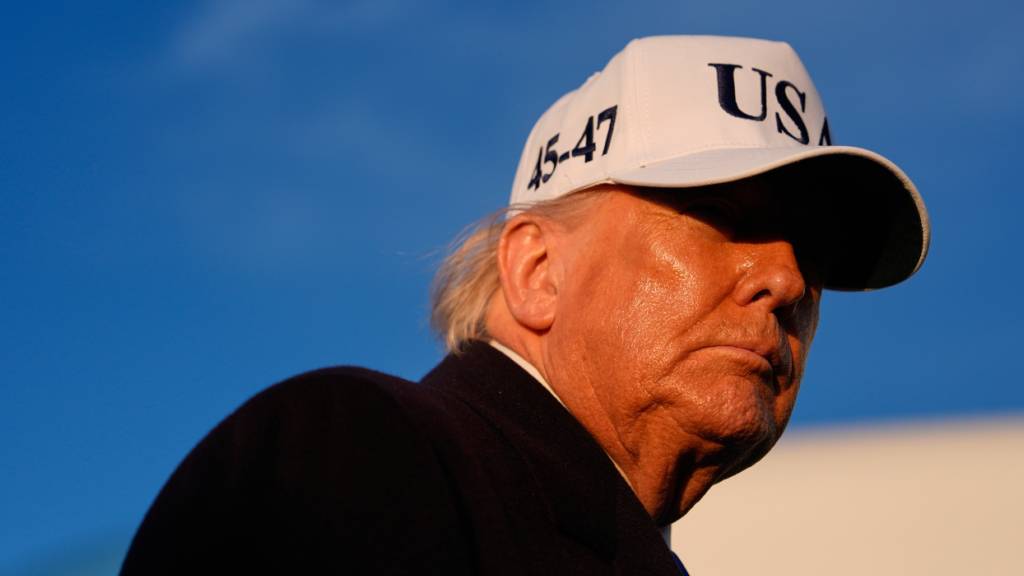 US-Präsident Donald Trump spricht auf der Joint Base Andrews zu Reportern, bevor er an Bord der Air Force One geht. Foto: Mark Schiefelbein/AP/dpa