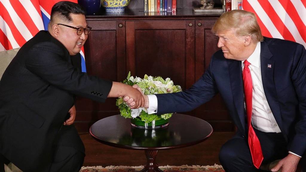 US-Präsident Donald Trump (rechts) hat in der Nacht zum Dienstag den nordkoreanischen Machthaber Kim Jong Un getroffen.