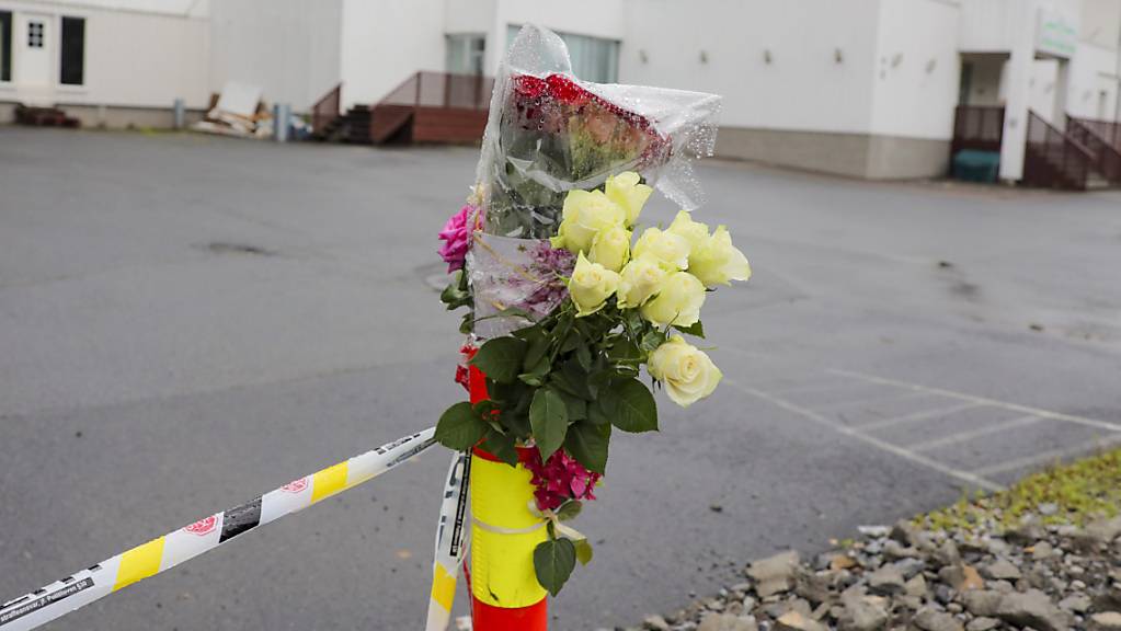 Blumen ausserhalb der Al-Noor-Moschee in Baerum bei Oslo nach der Attacke im August 2019. (Archivbild)