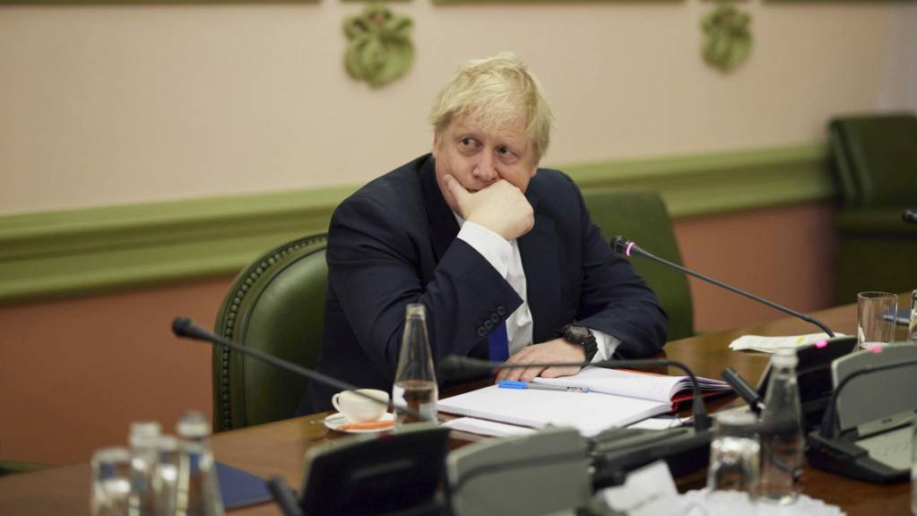 Einige britische Politiker forden den Rücktritt von Premie Boris Johnson, nachdem er während des Lockdowns bei Parties dabei war und somit das Gesetz gebrochen hat.