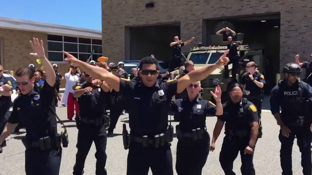 Polizisten tanzen und singen «Uptown Funk»