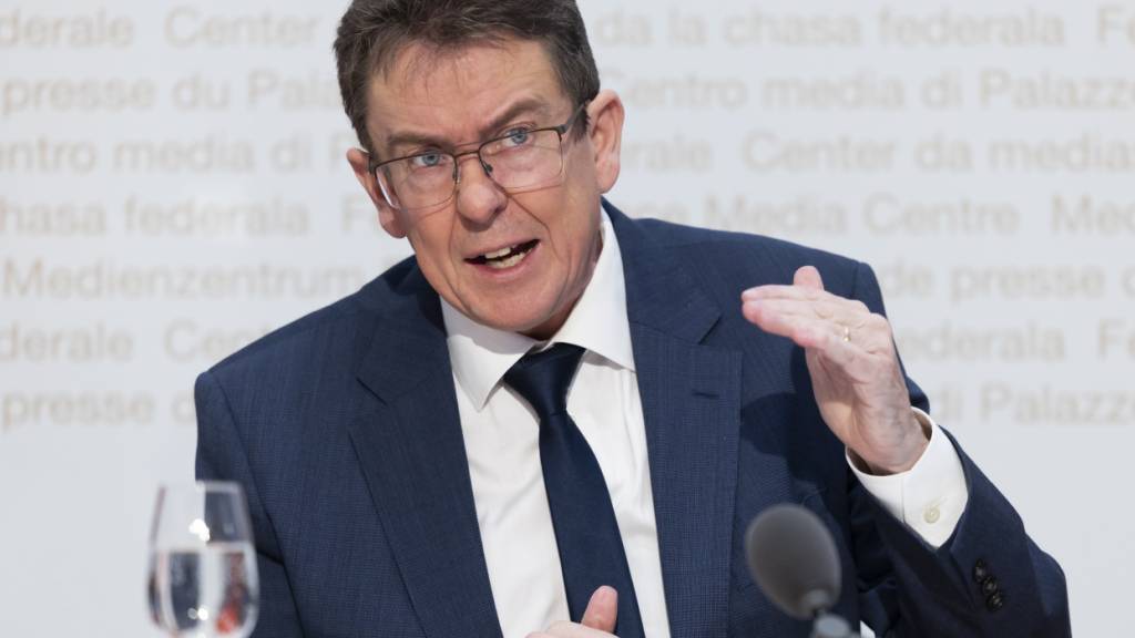 Der Bundesrat lehnt die SRG-Initiative mit der darin geforderten Gebührensenkung von 335 auf 200 Franken ab. Medienminister Albert Rösti verweist auf bereits eingeleitete Schritte zur Entlastung der Haushalte und Unternehmen.