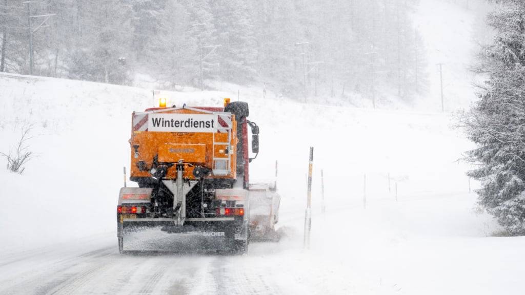 Damit die Strassen im Winter sicher geräumt werden können, führt der Kanton Aargau zur Vorbereitung eine Schneepflug-Meisterschaft durch. (Symbolbild)