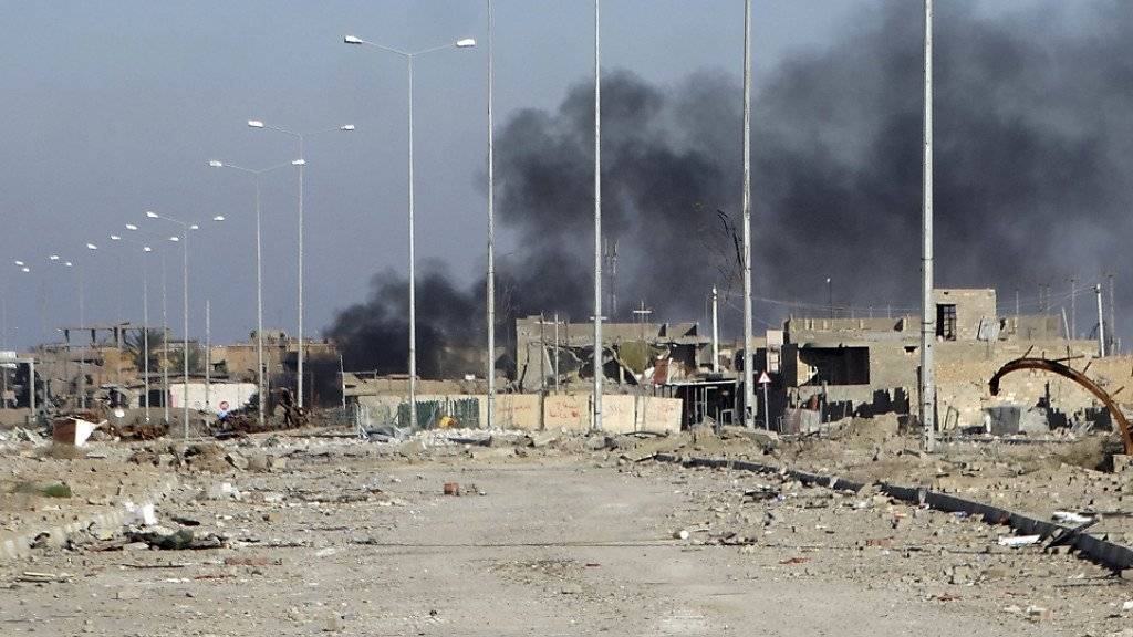 Rauch steigt über IS-Stellungen in der irakischen Stadt Ramadi auf. Die irakische Armee eroberte die Stadt von der Dschihadistenmiliz zurück.