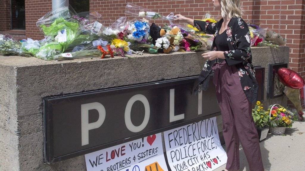 Blumen vor der Polizeistation in Fredericton für die zwei getöteten Polizisten.
