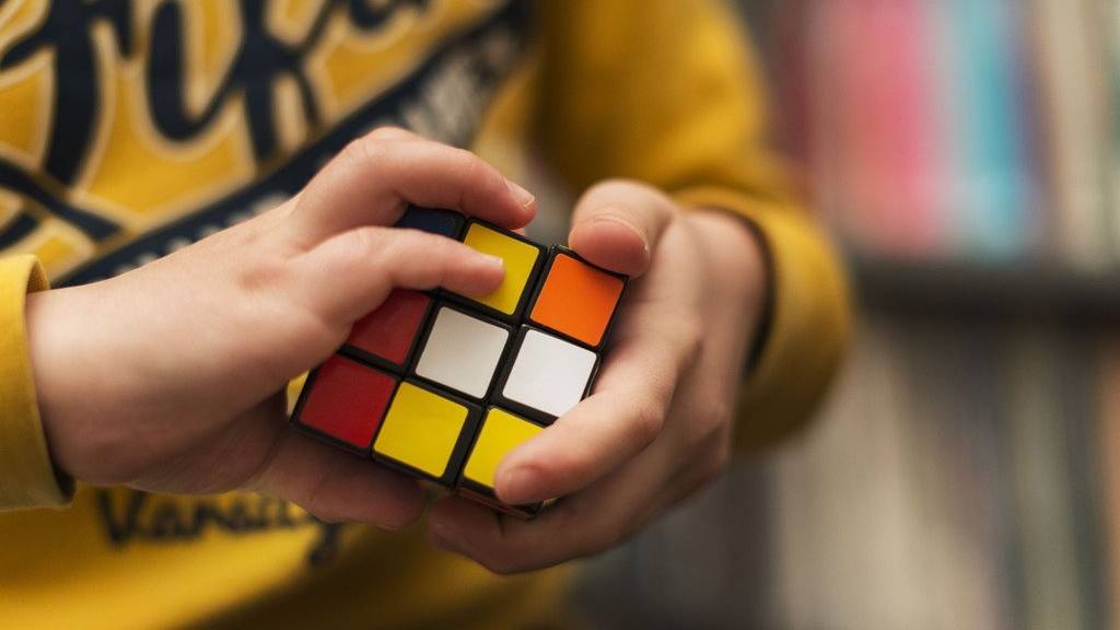 Der Rubik's Cube wird auch Zauberwürfel genannt.