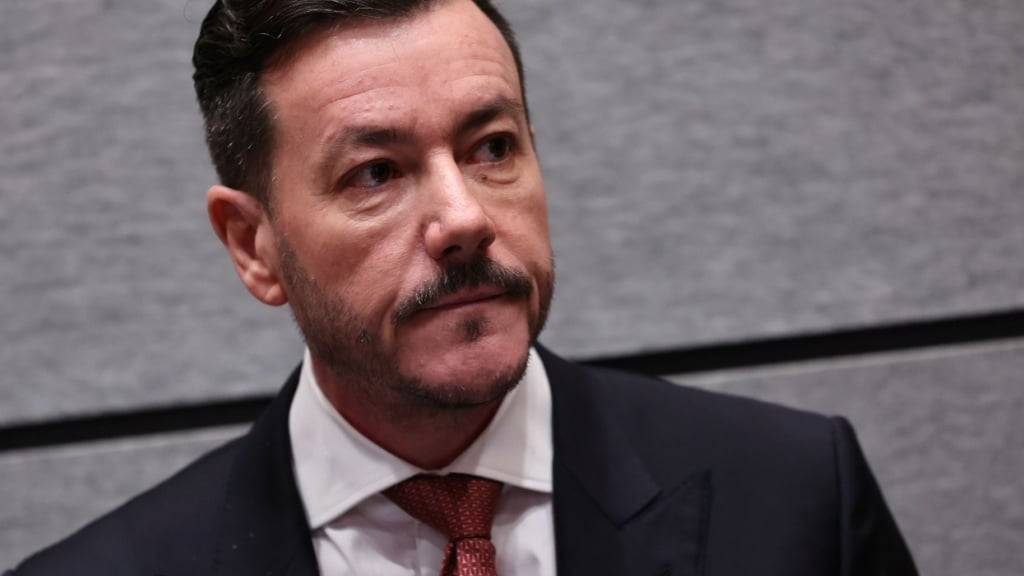 Der Gründer der gefallenen Immobiliengruppe Signa, René Benko, muss voraussichtlich länger in Untersuchungshaft bleiben. Ein Wiener Gericht hat diese bis am 12. Januar verlängert.(Archivbild)