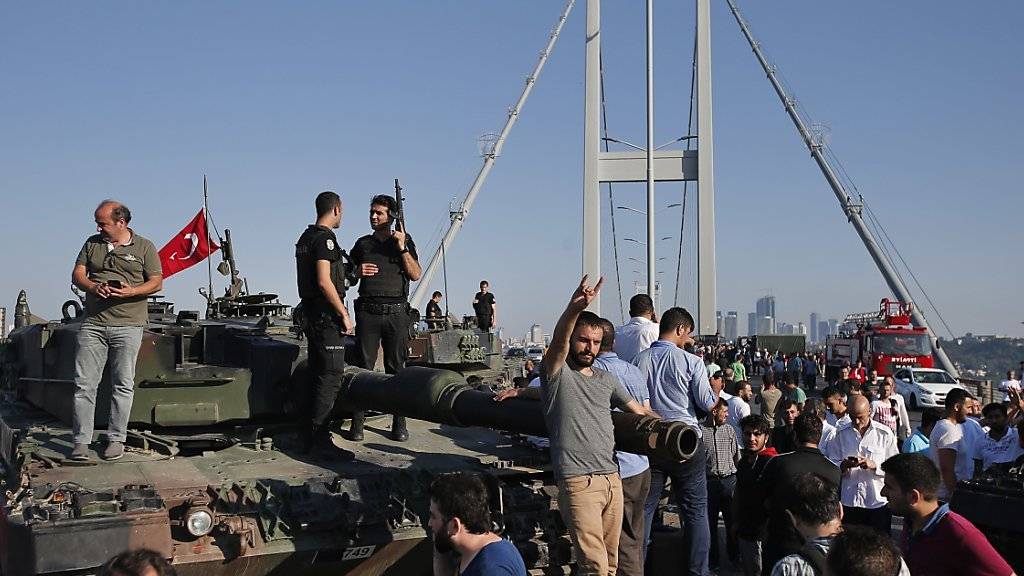 Bilder mit Panzern während des Putschversuchs in der Türkei gingen um die Welt: Nun werden die Fahrzeuge aus Istanbul und Ankara abgezogen. (Archivbild)