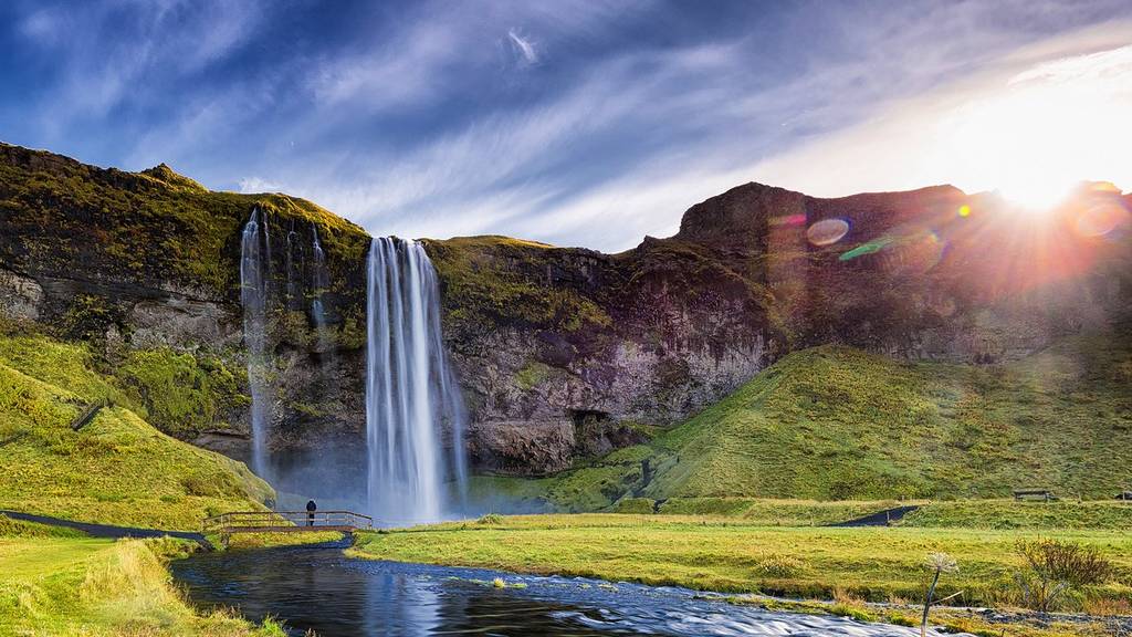 Wasserfall Seljalandsfoss vor der Sonne in Süd-Island (Bild: iStock)