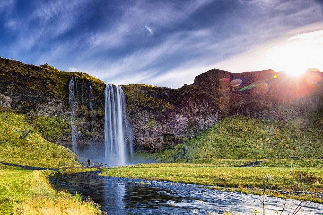 Wasserfall Seljalandsfoss vor der Sonne in Süd-Island (Bild: iStock)